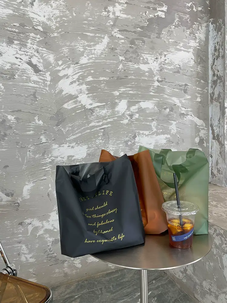 Custom Frosted Translucent Plastic Tote Bags with Logo – Waterproof Retail Packaging Bags for Clothing Stores, Boutiques & Gifts 主图