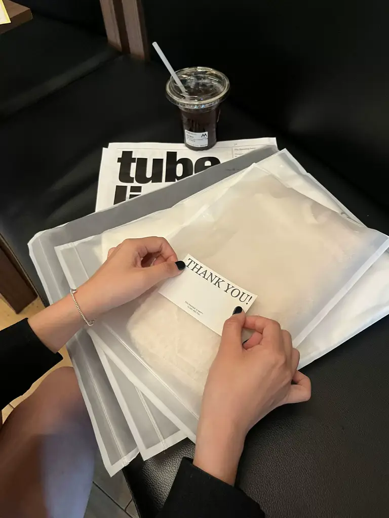 Custom Frosted Translucent Self-Seal Plastic Bags – Apparel Packaging Bags for Clothing Stores & Online Fashion Brands 主图